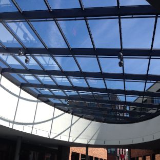 Reinigung von Glasüberdachungen großer Gebäude